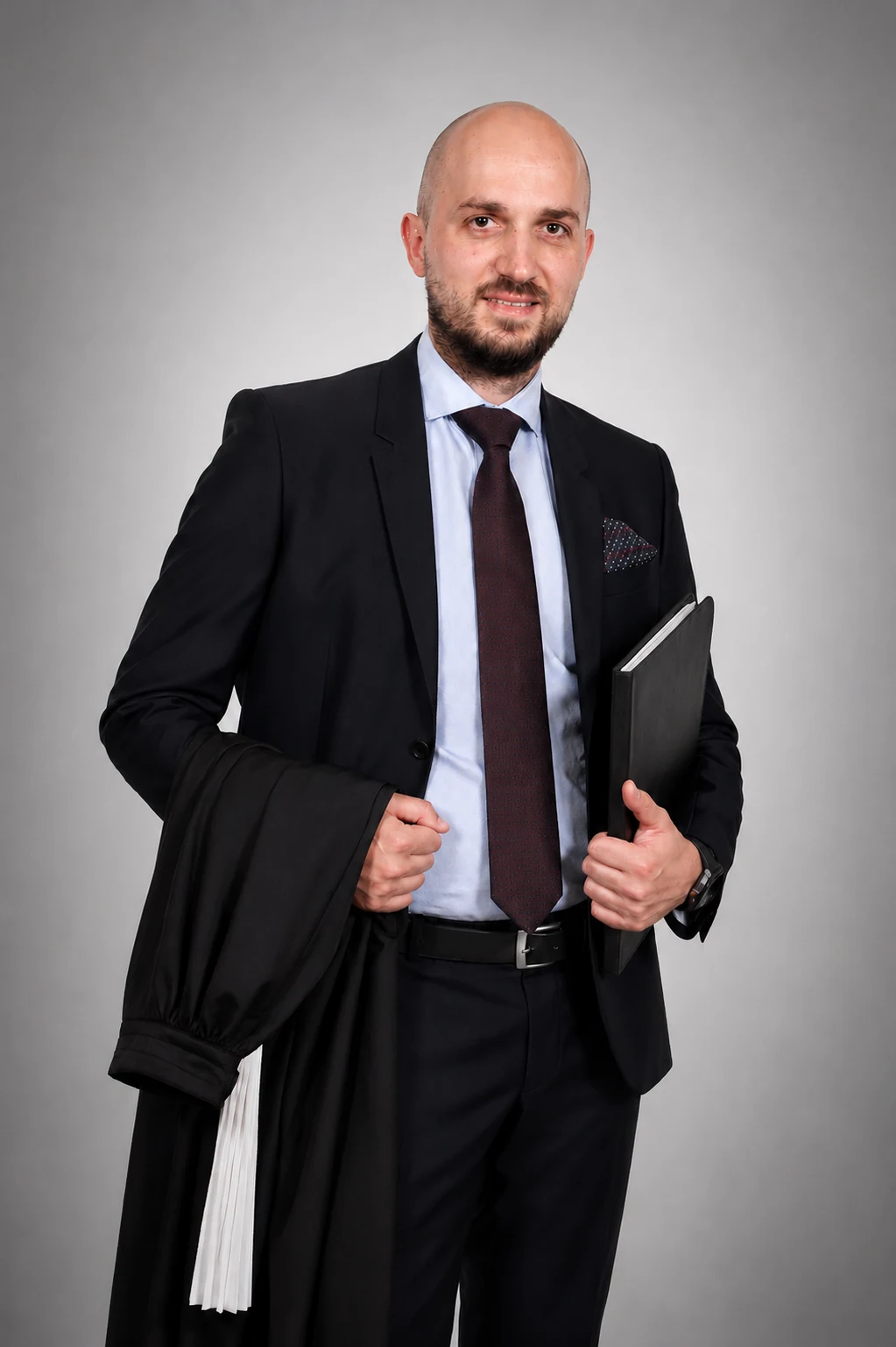 Avocat în ținută profesională, cu robă și dosar