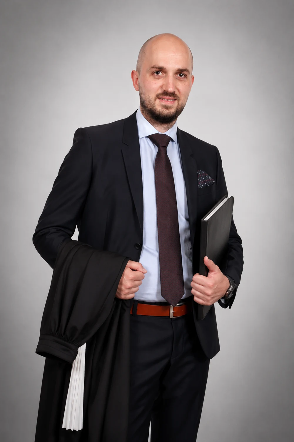 Avocat în ținută profesională, cu robă și dosar
